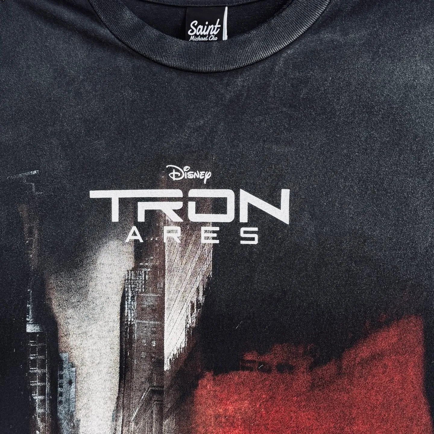 P138 # CTS-107 Saint 26SS "TRON ARES God of War Ares" limited edition. 260g heavyweight pure cotton fabric after washing. Retro single-stitch heaven and earth stitch technology + sandblasting and yeast washing to fade + hand-cut ribs. Size: S M L XL Customized 260g gram weight 100% cotton special washed fabric that is consistent with the original. With the blessing of imitation sun-drying, heavy sandblasting and fading + edge grinding + Assute fermentation and washing, the cotton feel on the surface of the fabric is well presented. Both the texture and feel are ceiling level. After the ready-made garments undergo a series of heavy washing and distressing processes, the retro and high-end sense of the entire garment is directly to the top. The garment making process of the entire garment adopts Saint The most common and complex single-needle sewing process (commonly known as single-thread heaven and earth stitch) among vintage vintage brands such as Michael. The movie "TRON: ARES" is very deep in concept and theme. It subverts the previous setting of the series of "human beings entering the digital world" and instead focuses on "digital existence entering reality". It takes the "emergence" process of Ares ARES from pure program to awakening consciousness as the core, and integrates the concept of "emergence" in biology and informatics. It also uses elements such as Gnostic mythology and Jewish "golem" legends to sublimate the story from a cyberpunk adventure to a philosophical allegory that explores the relationship between human nature and technology. This profound ideological core far exceeds other works of the same type.